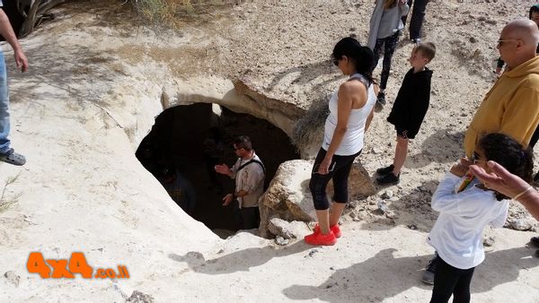 מבקרים בבורות חצץ
