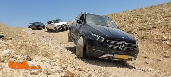 מרצדס SUV בטיול כביש-שטח בצפון מדבר יהודה 