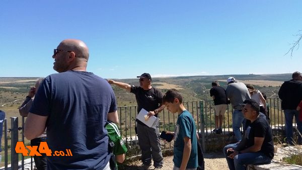 הפסקת הבוקר בתצפית נחל תבור, מדברים על האזור ועל מערכות לייצור אנרגיה מתחדשת