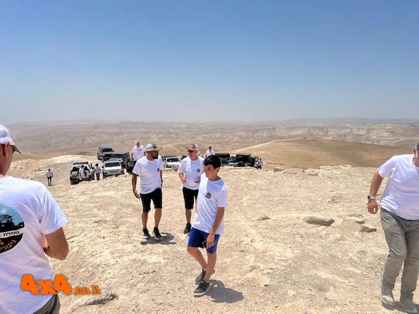 עולים רגלית לפסגת הר מונטר