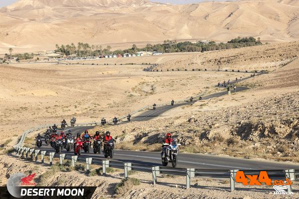 טיול מועדון הונדה אופנועים לעבר השקיעה 