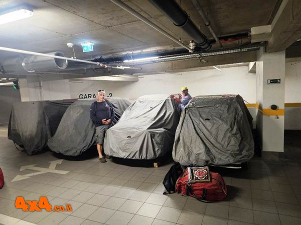 מכסים את הרכב ומאחלים לו לילה טוב