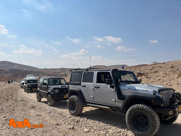 עוצרים לתצפית על נחל צאלים