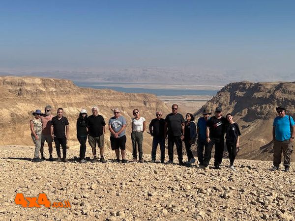 תמונה קבוצתית על גדות הקניון