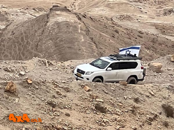 המאסף מדלג בין המהמורות במעלה לג'בל חרמון