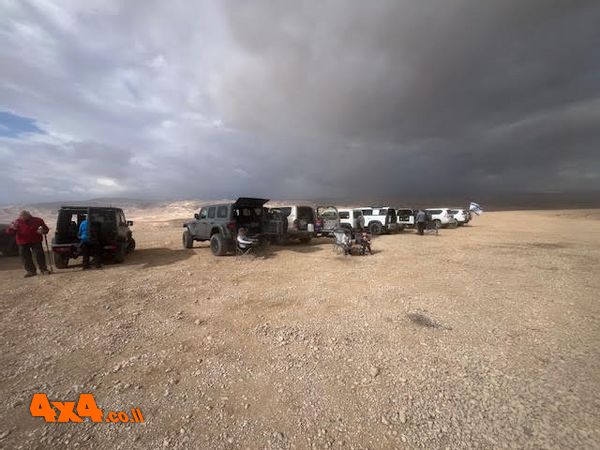 הענן השחור חלף, פותחים שולחנות