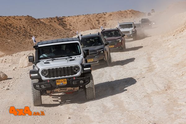 גיבורים בעלייה בטיול ג'יפים לעין זיק ולנחל צין