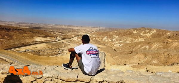 תצפית על מצרים וכביש 10 ממצפה קדש ברנע