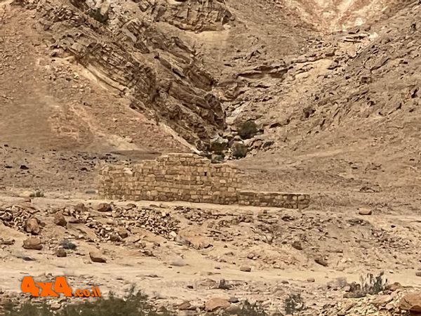 מצד נקרות על משטח שמעל אפיק הנחל בצל קירות הקניון של נחל נקרות