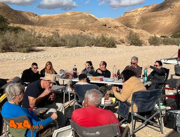 ארוחה פאסטורלית ליד נווה מדבר