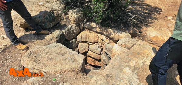 בור מים 15-20 מטר , בקרקעיתו לא מעט מים