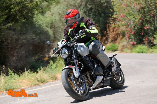 טריומף - אופנוע נייקד Trident 800 בישראל