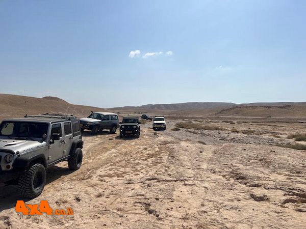 על תוואי נוח בסמוך ובמקביל לנחל סככה