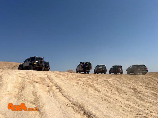 צופים אל מפתח הנחל שם מתחיל שביל הליכה למנהרות