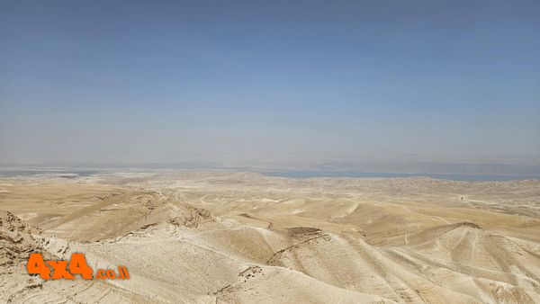 ים המלח והרי מואב במזרח
