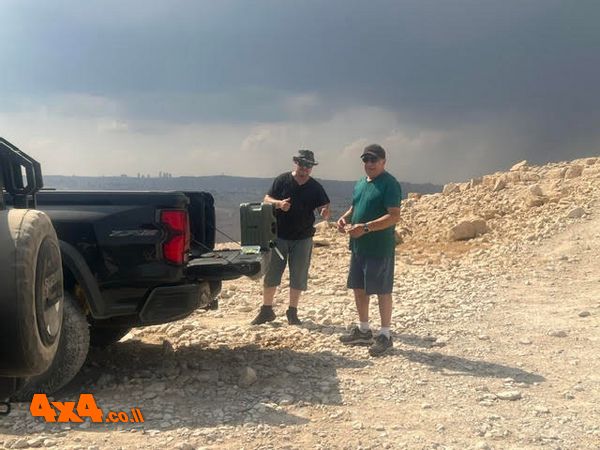 השמיים מתקדרים מנצלים את השעה הקצרה לפני המבול