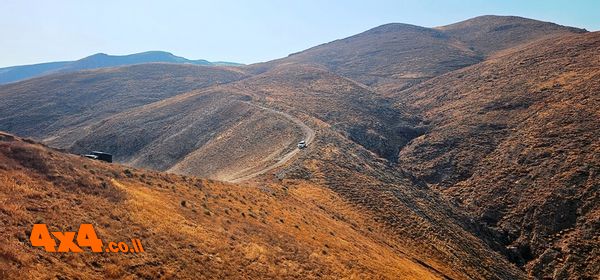 גולשים במעלה כוכב השחר לבקעת הירדן