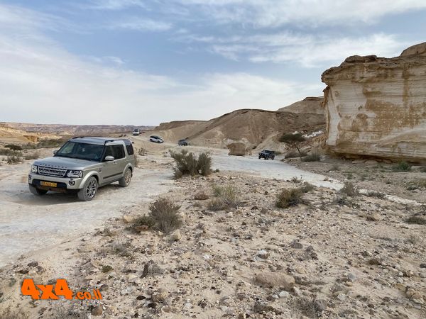 טיול ג'יפים זורם מבורות חצץ ועד להר צין