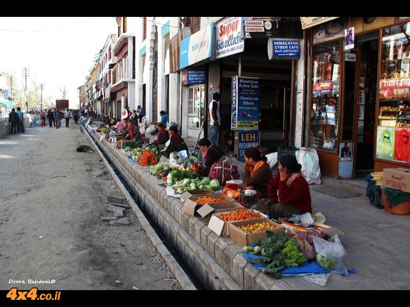 נשים לדאקיות מוכרות מרכולתן ברחוב הראשי ב-לה