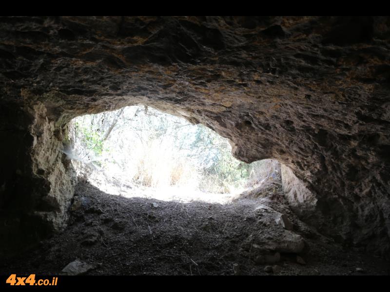 המערות שעל הגבעה - תל פרור